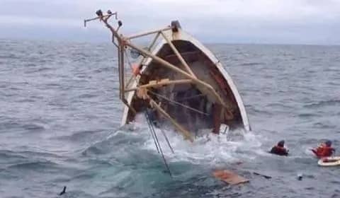 وفاة بحار ونجاة اثنين من حادث اصطدام زورق بباخرة