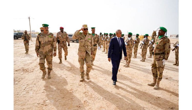 وزير الدفاع وقائد الأركان العامة للجيوش يتفقدان المنطقة العسكرية الأولى