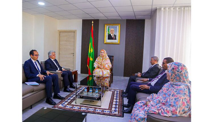 وزيرة التجارة والسياحة تستقبل السفير المصري