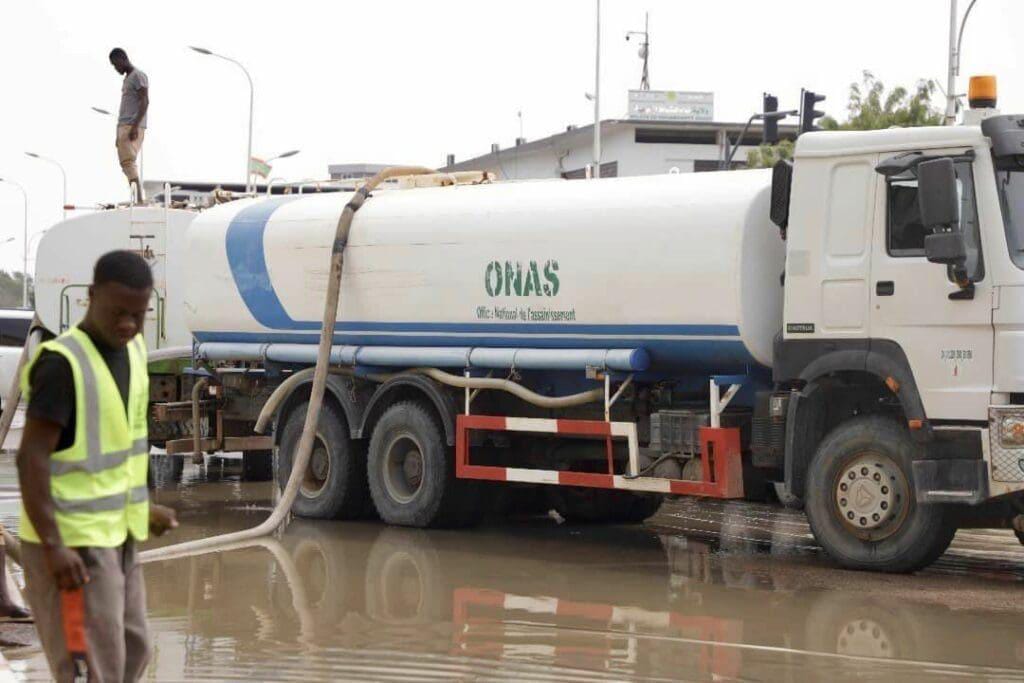 ONAS": الفرق تعمل على شفط مياه الأمطار من أحياء نواكشوط